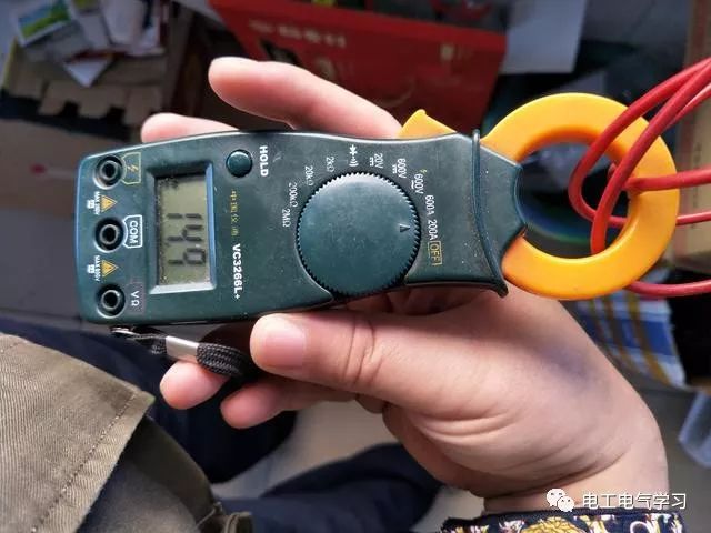 钳形电流表使用方法(钳形电流表使用方法视频) 钳形电流表使用方法(钳形电流表使用方法视频)